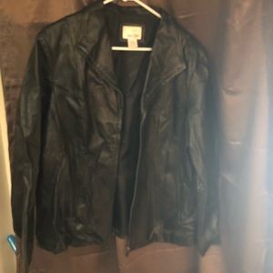Woman’s Ginuwine black leather jacket size 1X